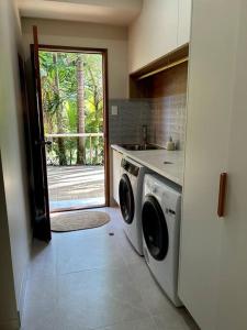 Fotografie z fotogalerie ubytování Beachside Modern Cedar Home v destinaci Emu Park
