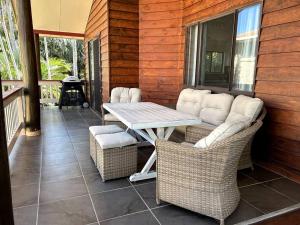 Posezení v ubytování Beachside Modern Cedar Home