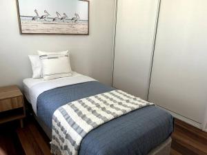 Postel nebo postele na pokoji v ubytování Beachside Modern Cedar Home