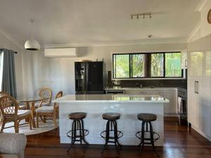 Fotografie z fotogalerie ubytování Beachside Modern Cedar Home v destinaci Emu Park