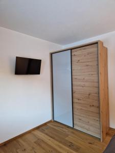 Zimmer mit Schiebetür und Flachbild-TV in der Unterkunft Appartement Aigner in Großarl
