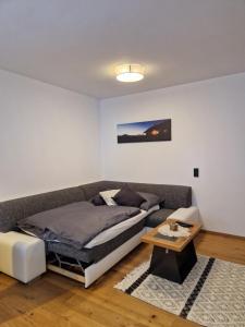 Schlafzimmer mit einem Bett und einem Couchtisch in der Unterkunft Appartement Aigner in Großarl