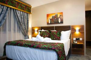 Habitación de hotel con cama grande y decoración navideña en Saire Hotels Ibadan en Ibadán