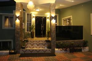 Saire Hotels Ibadan في إيبادان: منزل مع شرفة أمامية مع أضواء