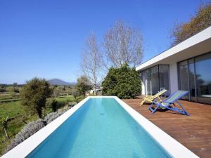 Contemporary Caminha Villa - 2 Bedrooms - Villa Oceanic Escape - Private Pool and Uninterrupted Sea Views - North Portugal في كامينيا: مسبح في الحديقة الخلفية للمنزل