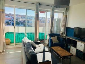 TV a/nebo společenská místnost v ubytování Appartement lumineux 2 chambres