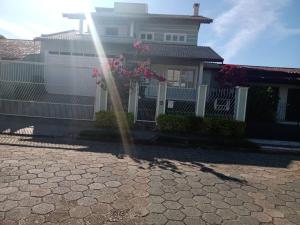 una casa con una manguera de agua delante de ella en Casa ampla em Fpolis, en Florianópolis