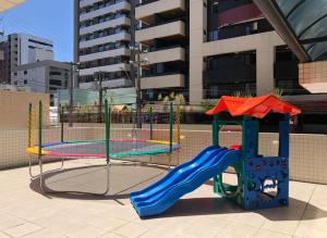 Ο χώρος παιχνιδιού για παιδιά στο Apartamento 3Qts em PONTA VERDE à duas quadras da PRAIA