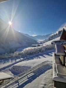 ein Winterblick vom Dach eines Hauses mit Schnee in der Unterkunft Appartement Aigner in Großarl