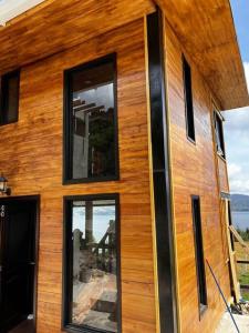 a wooden house with windows on the side of it at Villa San Jerónimo in Tota