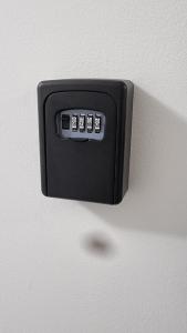 un interruptor negro en una pared con una pared blanca en Studio Aloe tout confort rénové en Saint-Quentin