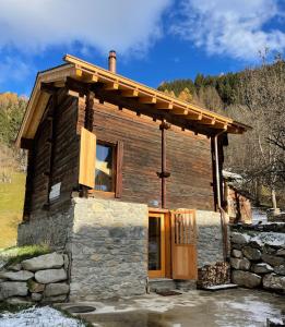 a log cabin with a roof on top of it at Walliser Stadel in Fieschertal