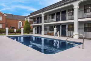 a swimming pool in front of a building at Quality Inn near Casinos and Convention Center in Bossier City