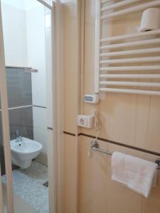 een kleine badkamer met een wastafel en een toilet bij Hotel Cuba Aeroport Restaurant in Rimini