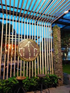 einen Zaun mit zwei Hockern und ein Schild drauf in der Unterkunft Hotel Sriti Magelang in Magelang