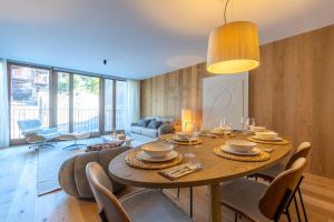 comedor con mesa y sillas en Isard Homes by Select Rentals en El Tarter