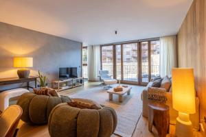 een woonkamer met een bank en een tv bij Isard Homes by Select Rentals in El Tarter