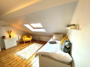 een slaapkamer met een bed en een dakraam bij Maison LILLE 6 personnes avec Jardin in Lille