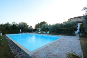 een groot blauw zwembad in een tuin bij Sweet home, la casa del piccolo borgo in Lano