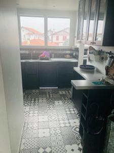 Kuchyň nebo kuchyňský kout v ubytování Appartement lumineux 2 chambres