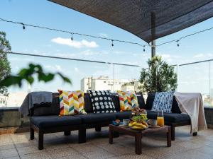 eine schwarze Couch auf einer Terrasse in der Unterkunft Wilson Old City Roof Top in Bukarest