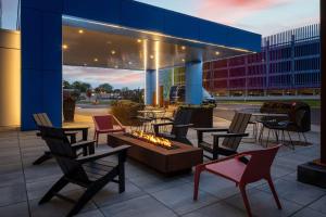 a group of chairs and a fire pit on a patio at Hampton Inn & Suites Rochester Downtown in Rochester