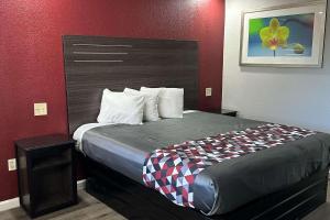 En eller flere senge i et værelse på Rodeway Inn Jonesboro - Atlanta South