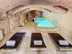 een binnenzwembad in een oud gebouw bij La Casa dei Fortunati in Montemagno