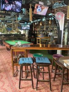 - un bar avec un billard et quelques tabourets dans l'établissement Big Apple Dive Resort, à Puerto Galera