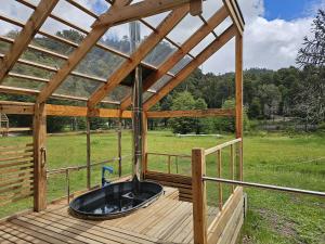 cenador con bañera de hidromasaje en la terraza en Sollipulli Cabaña Chucao, Lodge Nevados de Sollipulli, en Melipeuco