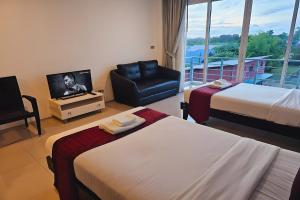 Postel nebo postele na pokoji v ubytování One World One Home Naiharn Hotel + 37 fotografií