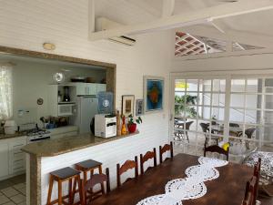 uma cozinha e sala de jantar com mesa e cadeiras em Excelente casa de praia no Cachoeira do Bom Jesus em Florianópolis