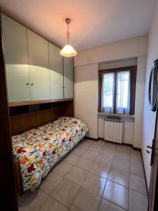 een slaapkamer met een bed en een raam bij Casa Alfedena - Vista Fiume in Alfedena