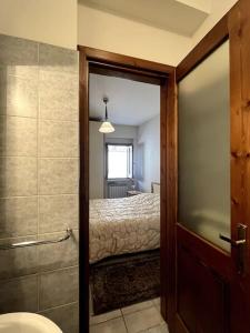 een badkamer met een slaapkamer met een bed en een douche bij Casa Alfedena - Vista Fiume in Alfedena