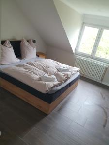 Ліжко або ліжка в номері Neumühler Hof- stilvolle Ferienwohnung "Lisa", kostenfreie Parkplätze und Netflix