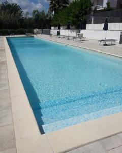 una gran piscina con agua azul en Selida Aquamarine House, en Vasto