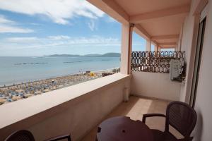 een balkon met uitzicht op het strand bij Hotel San Marco in Alghero