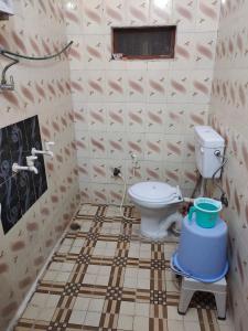 uma casa de banho com um WC e um balde em Krishna dhaam bungalow Goverdhan, Mathura em Rādha Kund