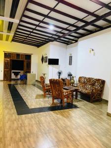 sala de estar con sofá y mesa en Happy Resort Yala en Tissamaharama