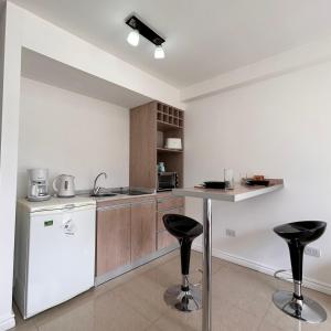 ウシュアイアにあるHappy Guest Apart 305のキッチン(白い冷蔵庫、バースツール2つ付)