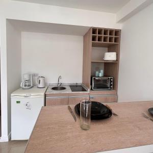 ウシュアイアにあるHappy Guest Apart 305のキッチン(ガラス張りのテーブル付)