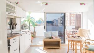 Kuchyň nebo kuchyňský kout v ubytování Banana Beach Patacona Rooms