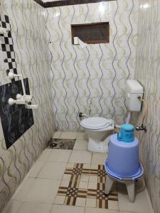 baño con aseo y cubo en Krishna dhaam bungalow Goverdhan, Mathura, en Rādha Kund