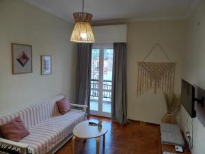 un salon avec un canapé et une table dans l'établissement Kiani Apartment, à Prévéza
