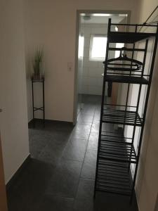 ヘーヒストにあるRuhige schöne 2-Zimmer Ferienwohnungの螺旋階段付きの部屋