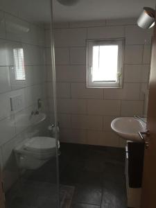 ヘーヒストにあるRuhige schöne 2-Zimmer Ferienwohnungのシャワー、トイレ、洗面台を備えたバスルーム