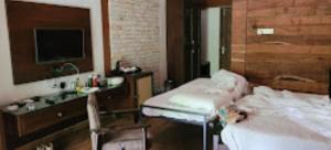 een slaapkamer met een bed, een wastafel en een spiegel bij MPT Jungle Camp, Panna in Rājgarh