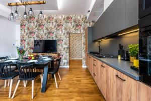 cocina con mesa y sillas y cocina con cocina en Apartament tuż przy Wawelu en Cracovia