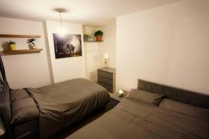 a small bedroom with a bed and a bed sqor at 2BR Home W/ en-suite toilet, Town Centre Ipswich. in Ipswich