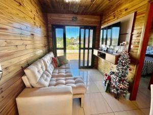 una sala de estar con sofás blancos y un árbol de Navidad en Casa Bella Italia con piscina, en Içara